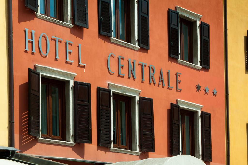 Hotel Centrale Torbole Sul Garda Eksteriør bilde